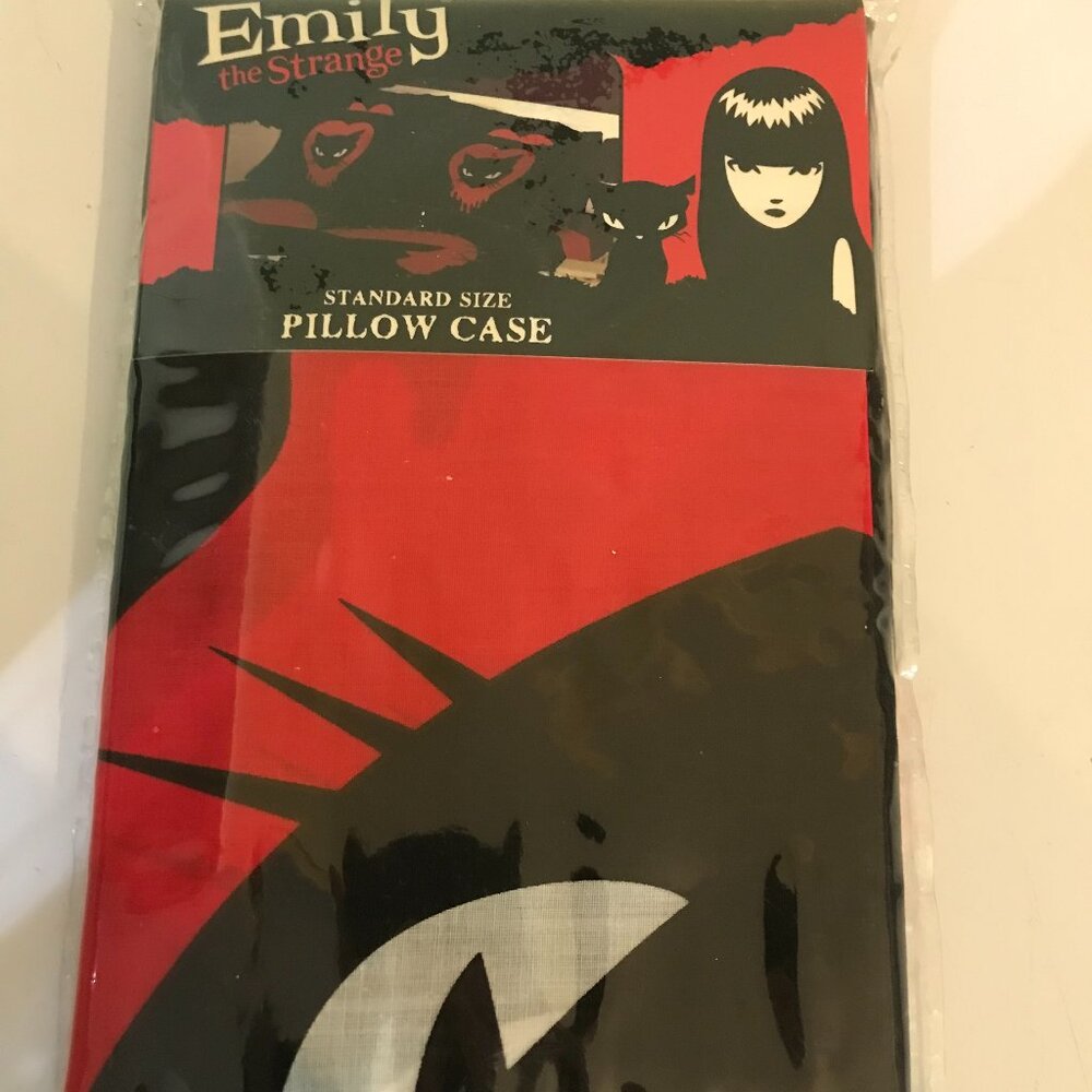 NEW IN PACKAGE EMILY STRANGE 2005 PILLOWCASE DRIPPING HEART BLACK CAT